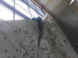 Ragazzo in cima alla via di arrampicata (28673 bytes)